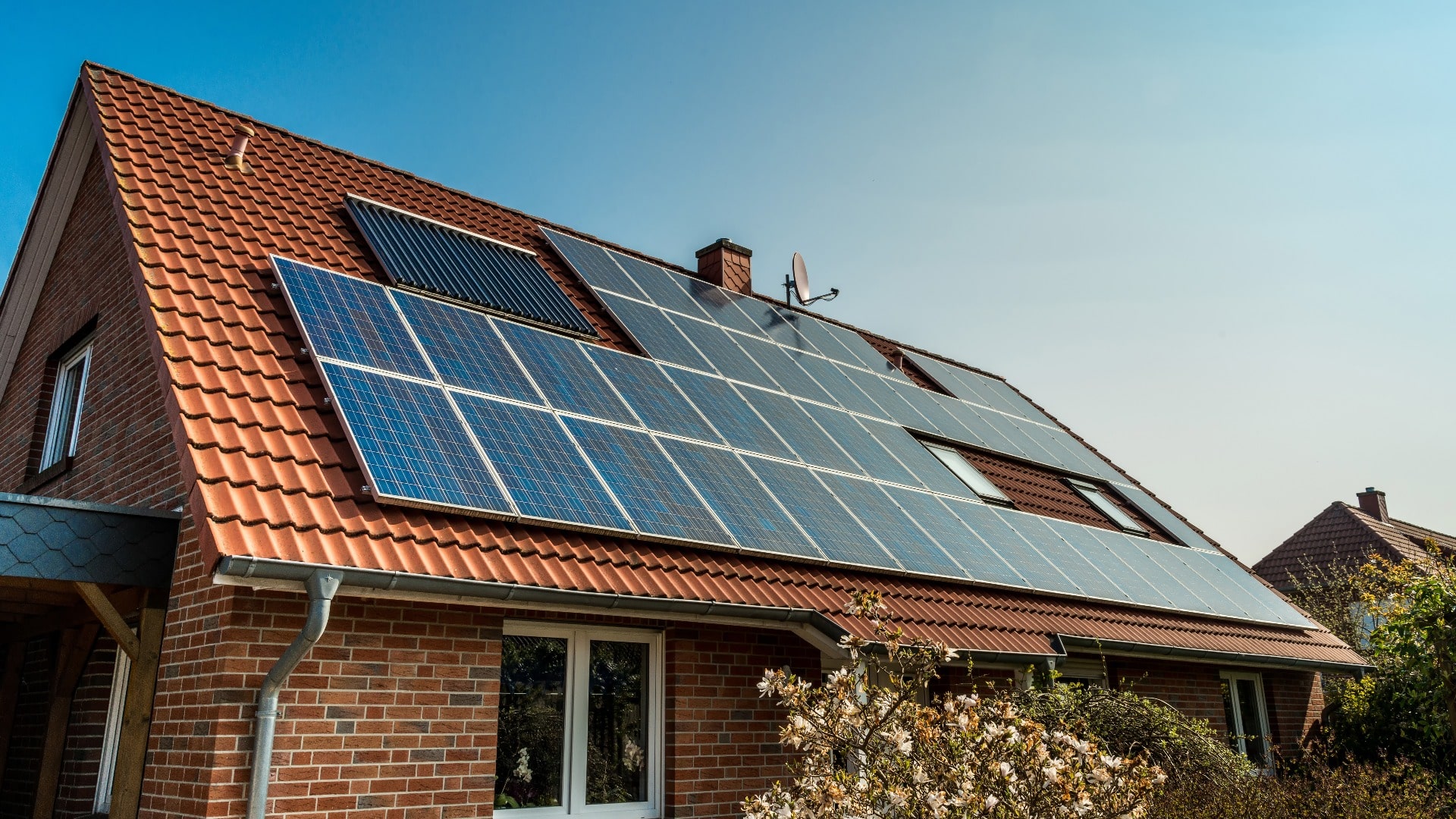 Backsteinhaus mit Photovoltaik auf dem Dach